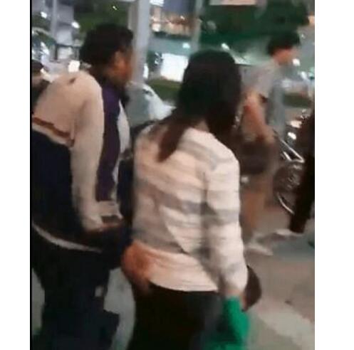 画面辣眼睛!老伯边走边摸女性 
