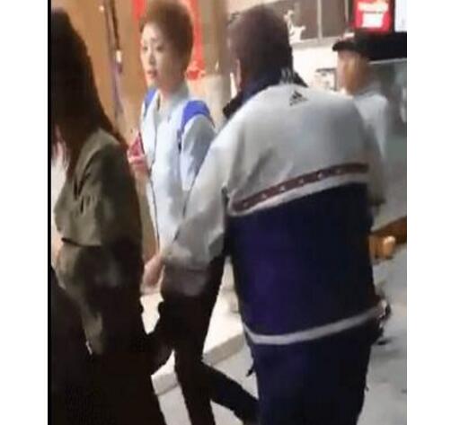 画面辣眼睛!老伯边走边摸女性 