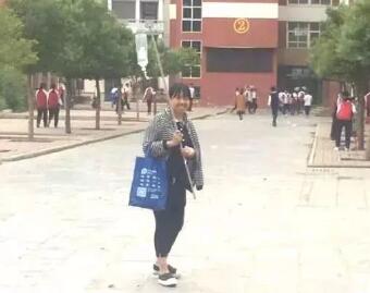 教师扛输液杆走红 九年级班主任阑尾炎发作把输液竿绑在讲台上