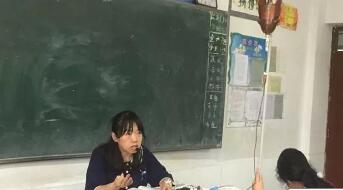 教师扛输液杆走红 九年级班主任阑尾炎发作把输液竿绑在讲台上