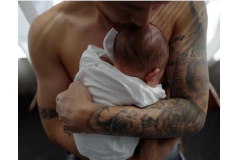 余文乐半裸抱儿子花臂满是纹身 5月10日太太王崇云生下儿子