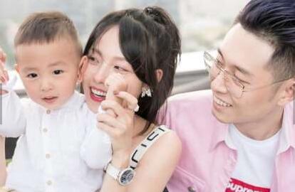 幸福美满！张嘉倪晒全家福 张嘉倪挺孕肚出镜与老公对吻