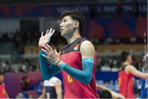 连输3局!中国男排负美国获第3名 江川30扣14中1拦贡献15分 