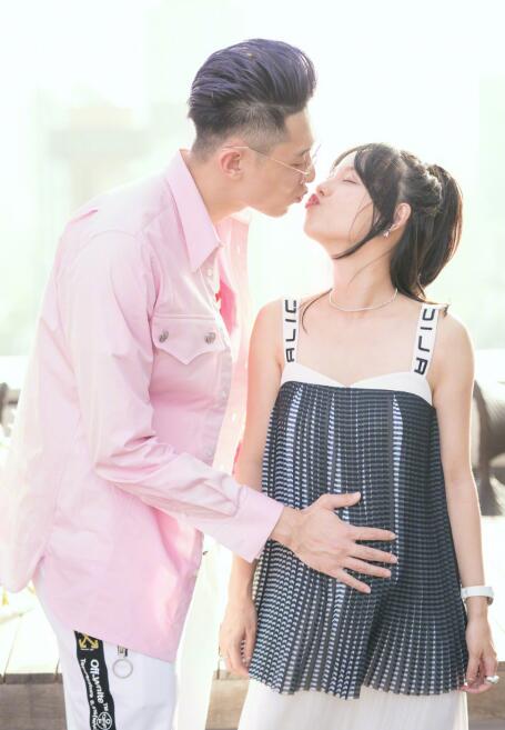 人生赢家!张嘉倪晒全家福甜炸了 老公轻抚孕肚2人甜蜜亲吻相当有爱