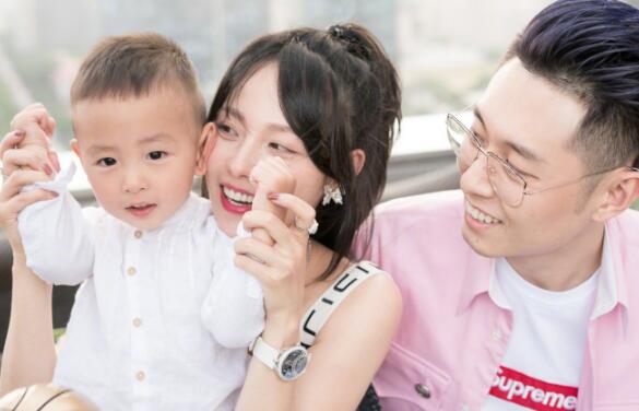 人生赢家!张嘉倪晒全家福甜炸了 老公轻抚孕肚2人甜蜜亲吻相当有爱