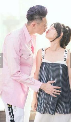 夫妻俩甜蜜亲吻！张嘉倪晒全家福 怀孕的肚子抢镜