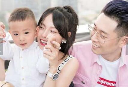 夫妻俩甜蜜亲吻！张嘉倪晒全家福 怀孕的肚子抢镜