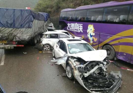 最新消息!昆楚高速追尾事故 涉及24车造成2人受伤