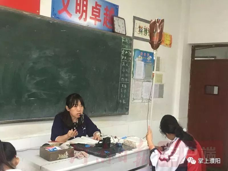 谎称在散步!女教师肩扛输液杆上课 学生：从没见过这么拼命的老师