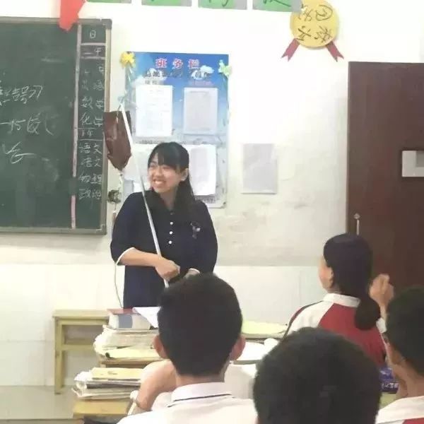 谎称在散步!女教师肩扛输液杆上课 学生：从没见过这么拼命的老师