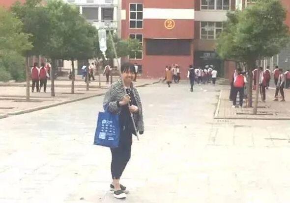 【组图】女教师肩扛输液杆上课