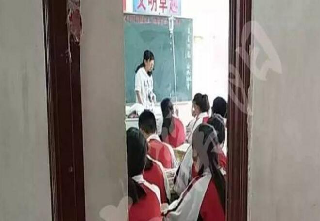 【组图】女教师肩扛输液杆上课