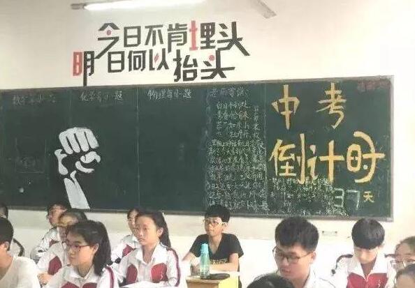 【组图】女教师肩扛输液杆上课