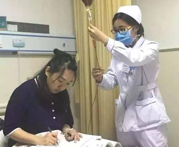 【组图】女教师肩扛输液杆上课