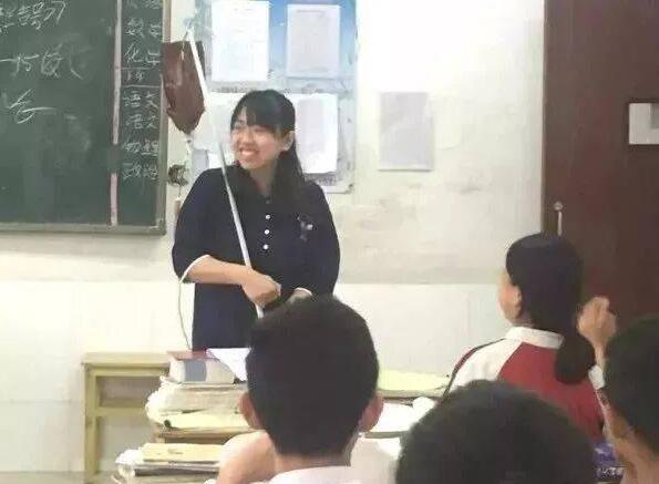 【组图】女教师肩扛输液杆上课