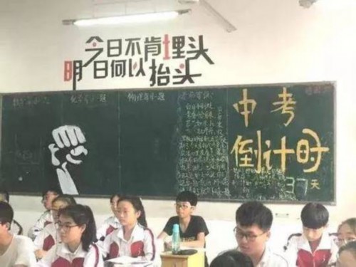 别人家的老师！女教师肩扛输液杆走红 扎针不换手怕影响翻书