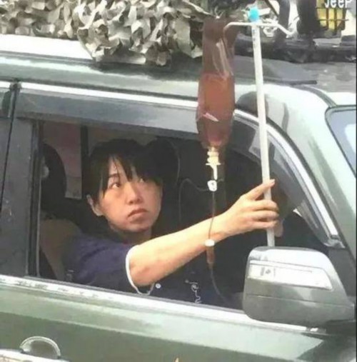 别人家的老师！女教师肩扛输液杆走红 扎针不换手怕影响翻书