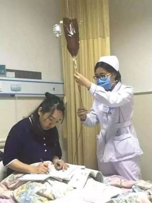 别人家的老师！女教师肩扛输液杆走红 扎针不换手怕影响翻书
