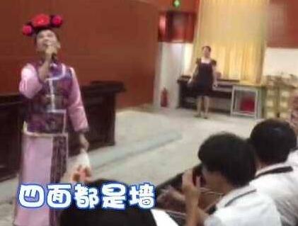 高考倒计时9天!男老师扮华妃 学生哭笑不得:这不是容嬷嬷?