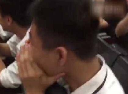 高考倒计时9天!男老师扮华妃 学生哭笑不得:这不是容嬷嬷?