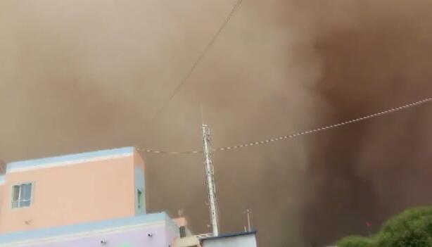 今年最强!新疆喀什遇沙尘暴 沙墙遮天蔽日白昼变黑夜