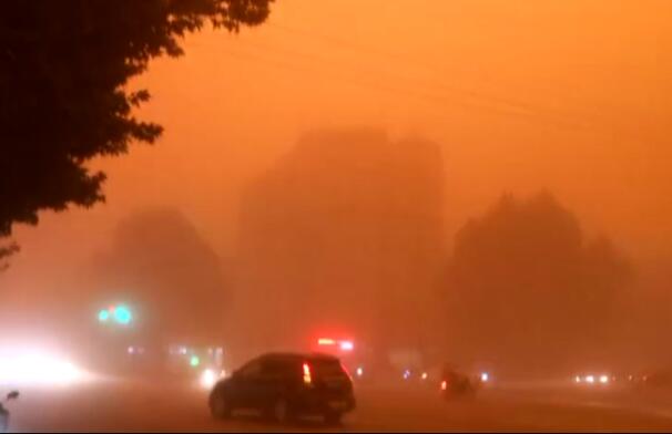 今年最强!新疆喀什遇沙尘暴 沙墙遮天蔽日白昼变黑夜