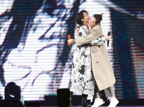 甜炸了!陶喆方否认妻子怀孕 三人合照小18岁嫩妻妥妥C位