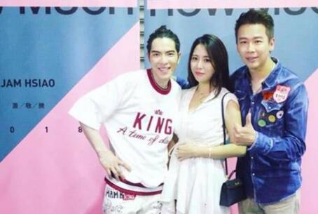 甜炸了!陶喆方否认妻子怀孕 三人合照小18岁嫩妻妥妥C位