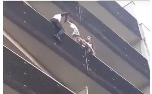 少侠好功夫!30秒徒手爬4层楼 现实版