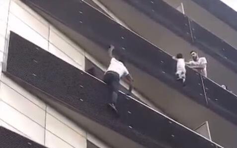 少侠好功夫!30秒徒手爬4层楼 现实版