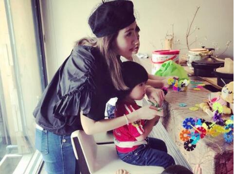 林志颖家人聚餐老婆陈若仪休闲味十足 不老男神7年生三娃