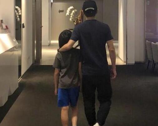 林志颖家人聚餐老婆陈若仪休闲味十足 不老男神7年生三娃