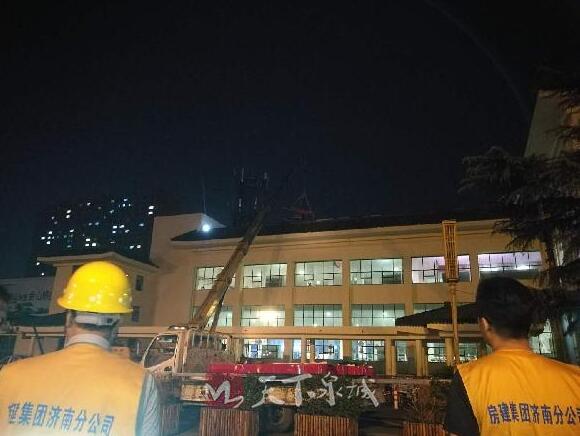 大明湖站来了!新站标正连夜安装中,每个字13平方米