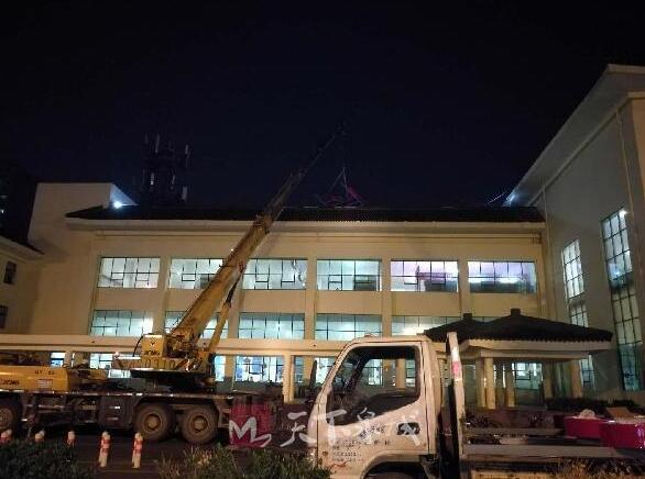 大明湖站来了!新站标正连夜安装中,每个字13平方米