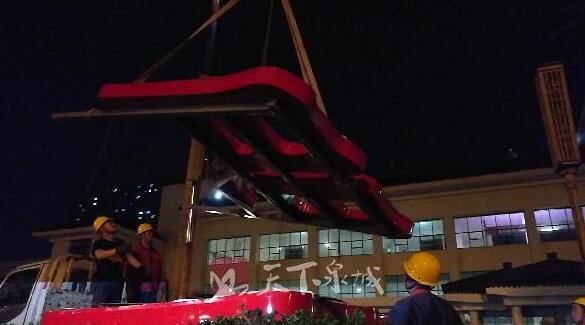 大明湖站来了!新站标正连夜安装中,每个字13平方米