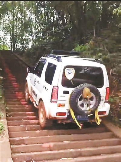 两人驾车“爬梯”损坏古寺台阶被传唤 事发四川宜宾流米寺