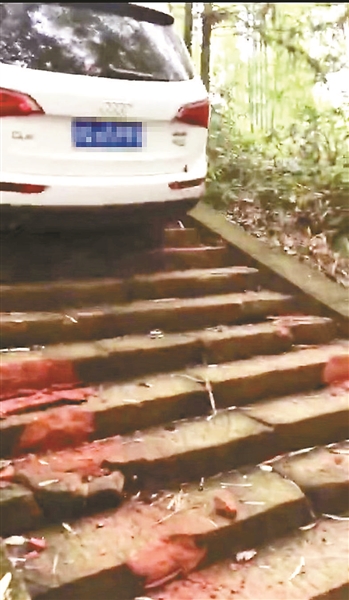 两人驾车“爬梯”损坏古寺台阶被传唤 事发四川宜宾流米寺