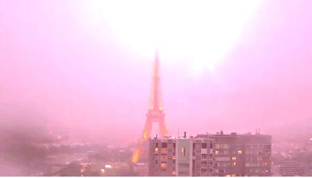 【组图】埃菲尔铁塔遭雷击 炸裂瞬间天空呈现异样粉红色