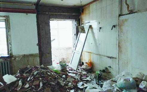 小夫妻婚房被砸成废墟 装修工看错单元号进错家装错房