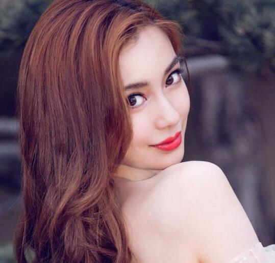 美得发光！Baby穿仙裙秀美背 女人味十足