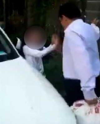 可恶！男子当街掌掴女儿 小女孩被狂扇耳光只能跪下求饶