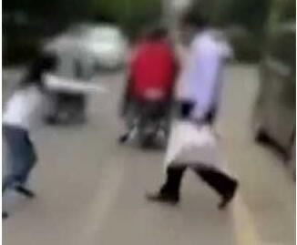 可恶！男子当街掌掴女儿 小女孩被狂扇耳光只能跪下求饶