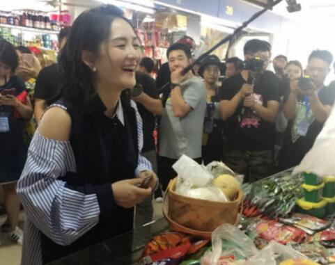 少女fell美翻了!谢娜买菜被偶遇 