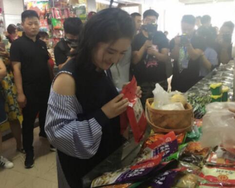 少女fell美翻了!谢娜买菜被偶遇 