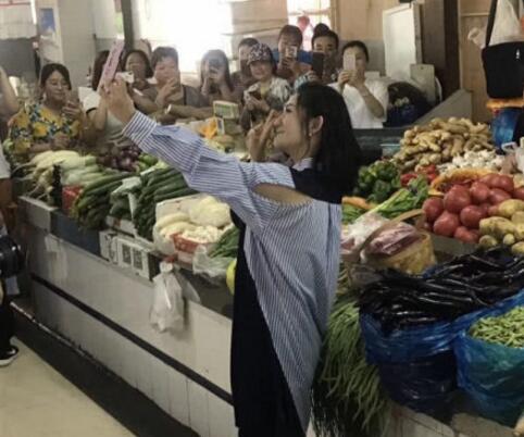 少女fell美翻了!谢娜买菜被偶遇 