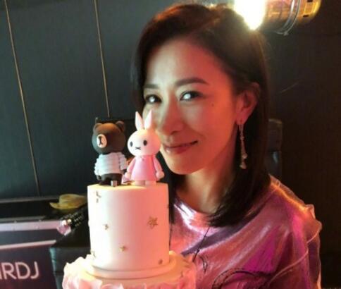 少女感十足!佘诗曼晒生日照片 43岁