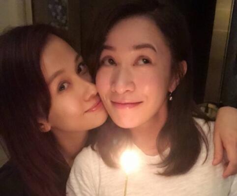 少女感十足!佘诗曼晒生日照片 43岁