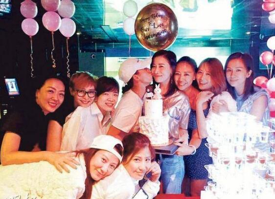 少女感十足!佘诗曼晒生日照片 43岁