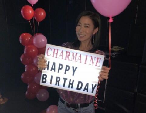 少女感十足!佘诗曼晒生日照片 43岁