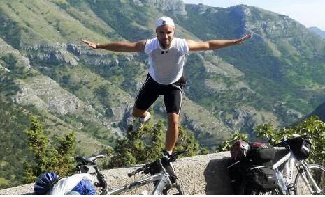 铁粉！瑞士球迷坐拖拉机赴俄观看世界杯 一路了解风土人情